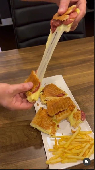 Tostçu Ali’nin Yeri’nde kaşarı uzayan bir tost